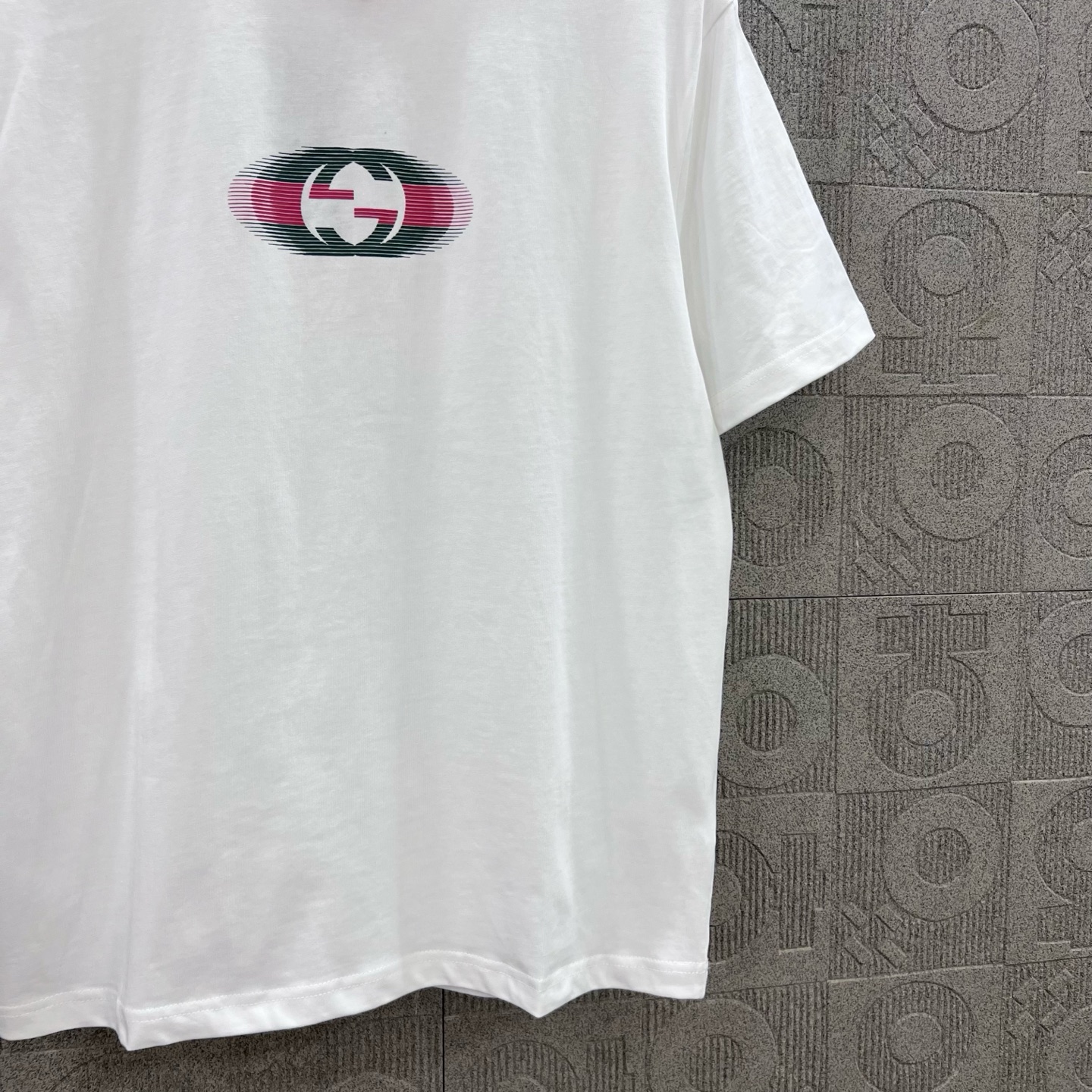  
GUCCI 古驰 红绿配色双G字母印花
Logo标识精致升级，灵感源自八十年代复古
原版面料 官方同