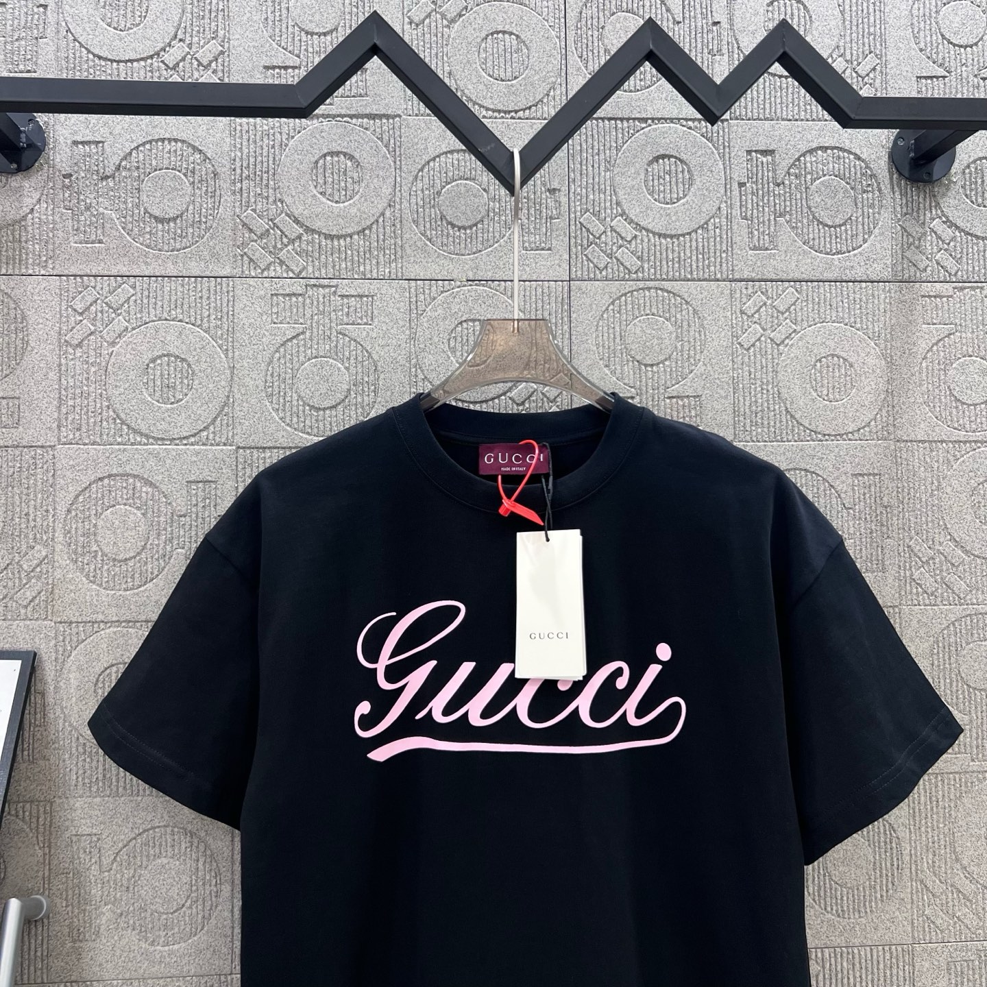  
GUCCI 古驰 音符签名双G字母印花
Logo标识精致升级，灵感源自八十年代复古
原版面料 官方同