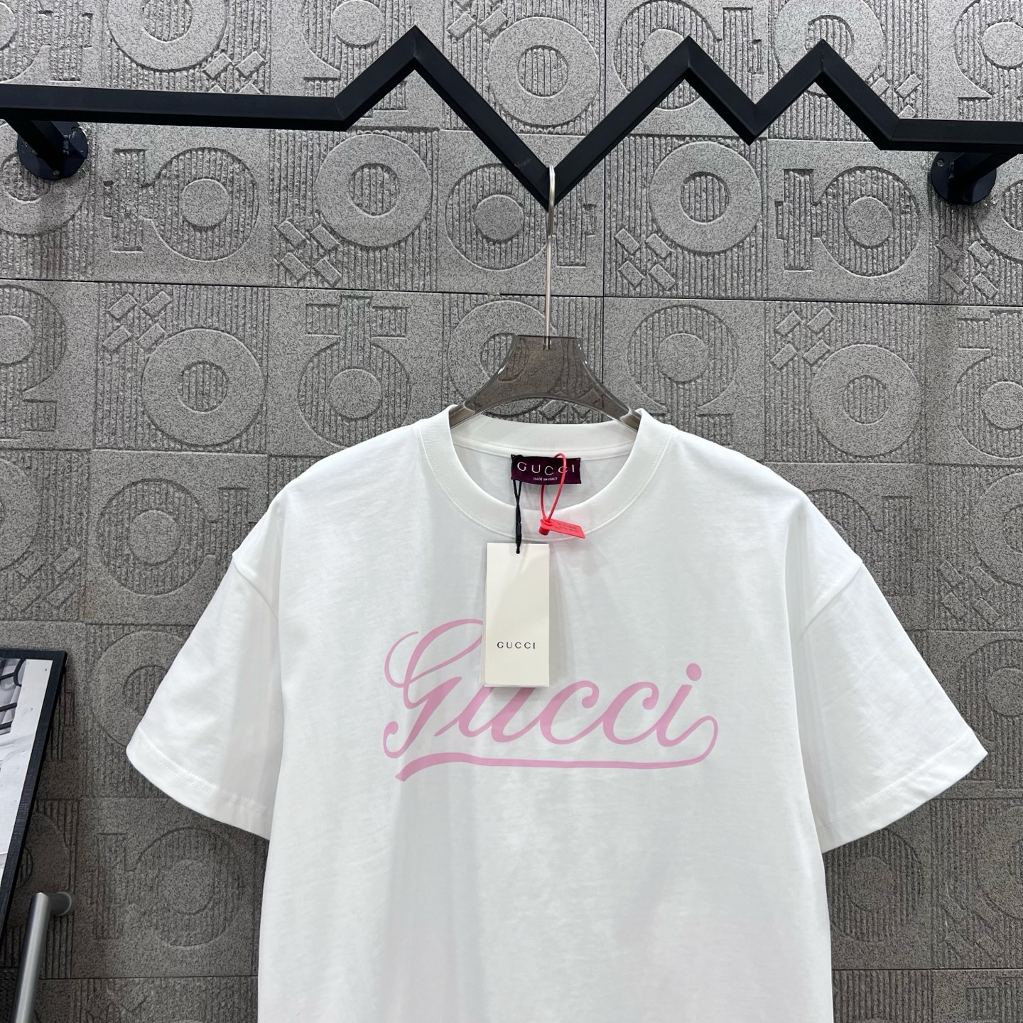  
GUCCI 古驰 音符签名双G字母印花
Logo标识精致升级，灵感源自八十年代复古
原版面料 官方同