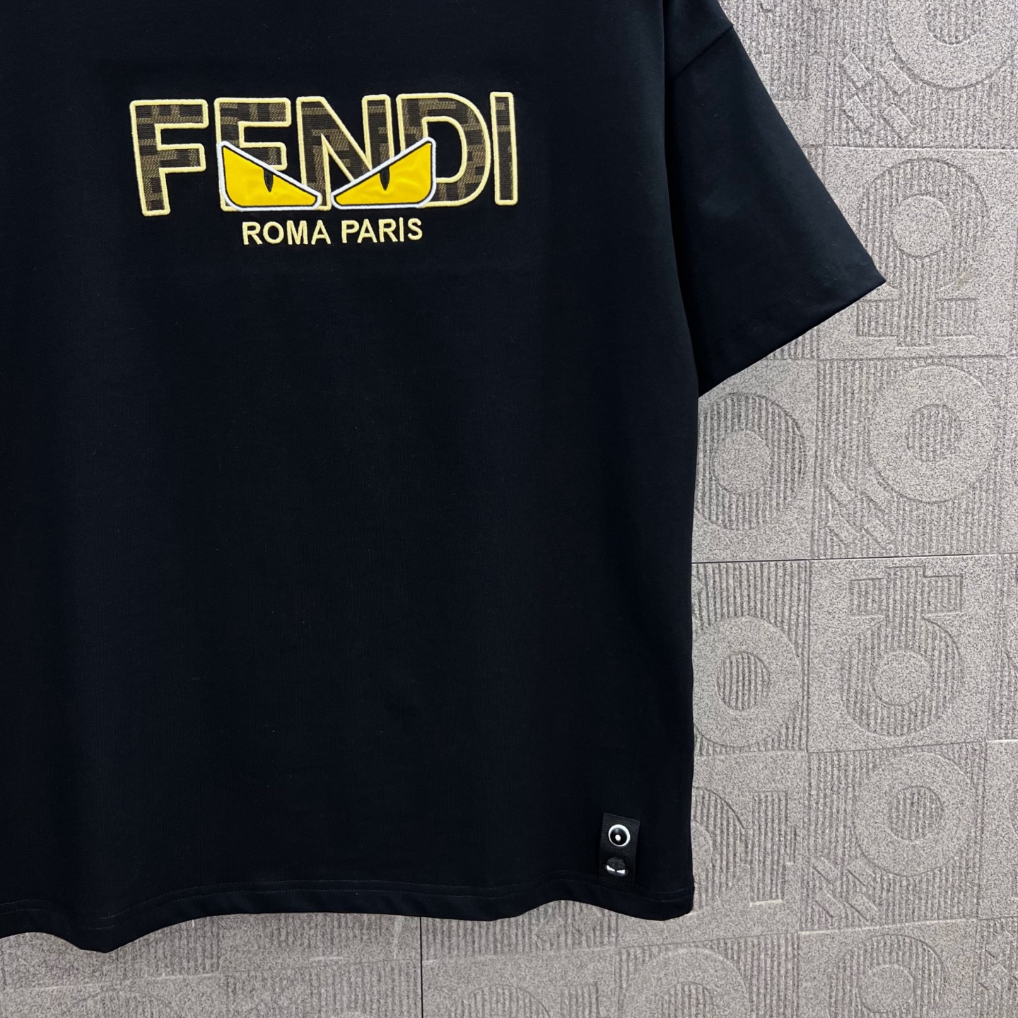    
FENDI 芬迪 双FF 老花拼布恶魔眼睛刺绣🪡
Logo标识精致升级，灵感源自八十年代复古
原