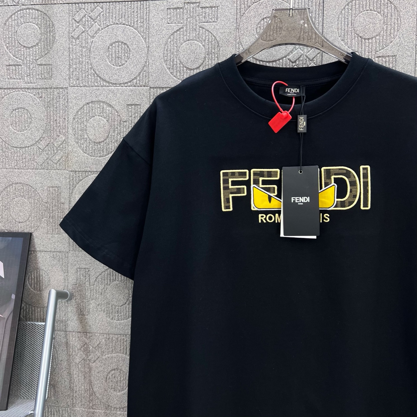    
FENDI 芬迪 双FF 老花拼布恶魔眼睛刺绣🪡
Logo标识精致升级，灵感源自八十年代复古
原