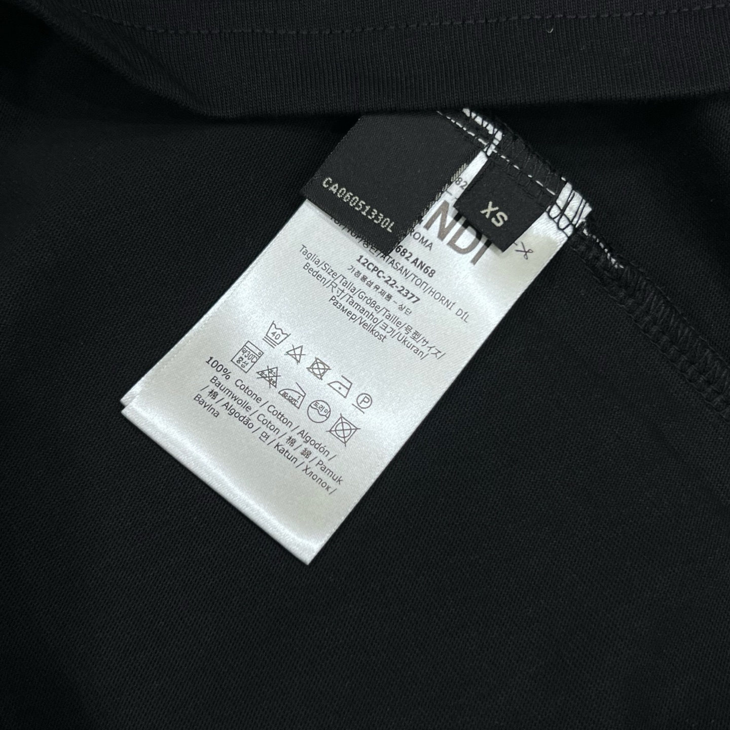    
FENDI 芬迪 双FF蛇纹拼布刺绣🪡
Logo标识精致升级，灵感源自八十年代复古
原版面料 官