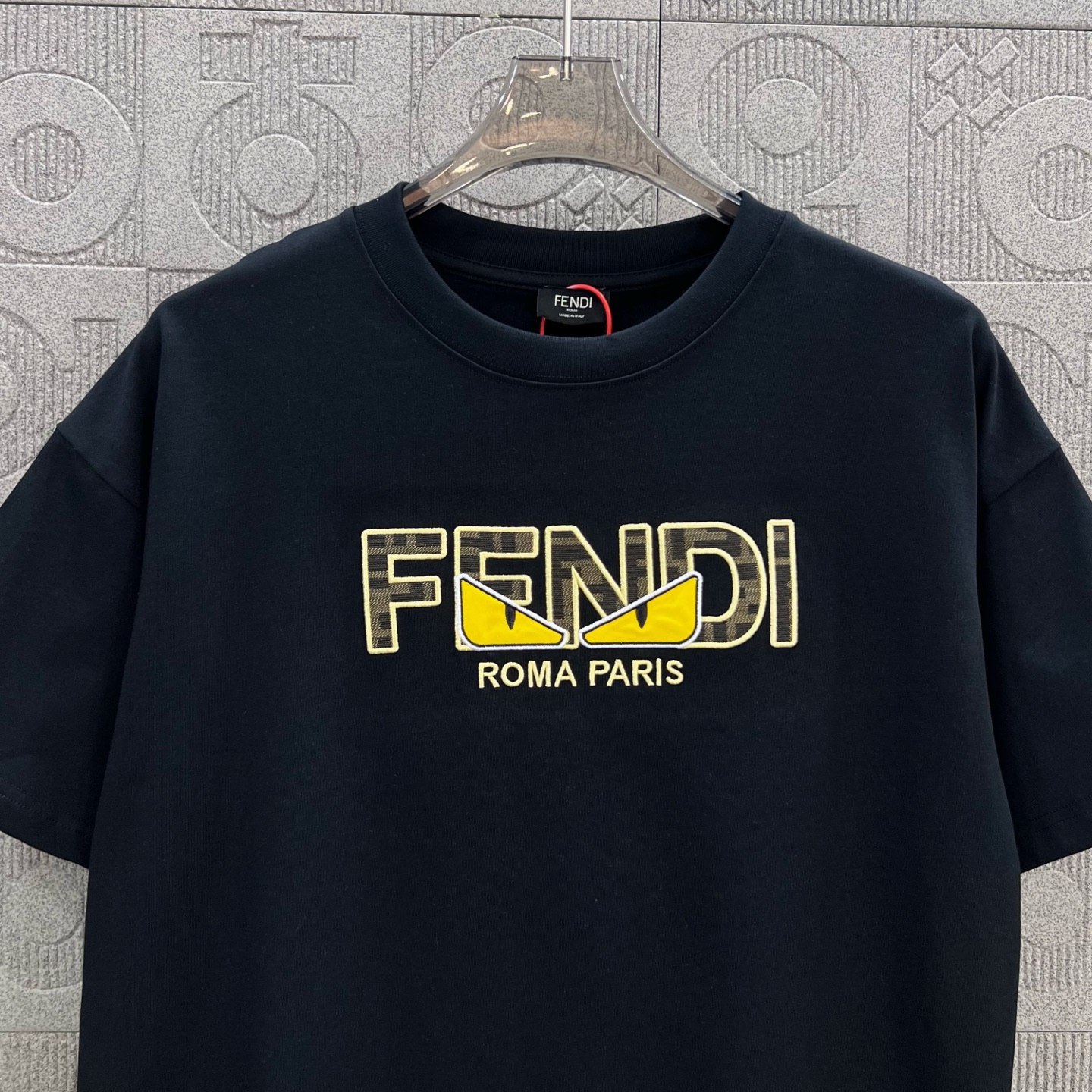    
FENDI 芬迪 双FF 老花拼布恶魔眼睛刺绣🪡
Logo标识精致升级，灵感源自八十年代复古
原