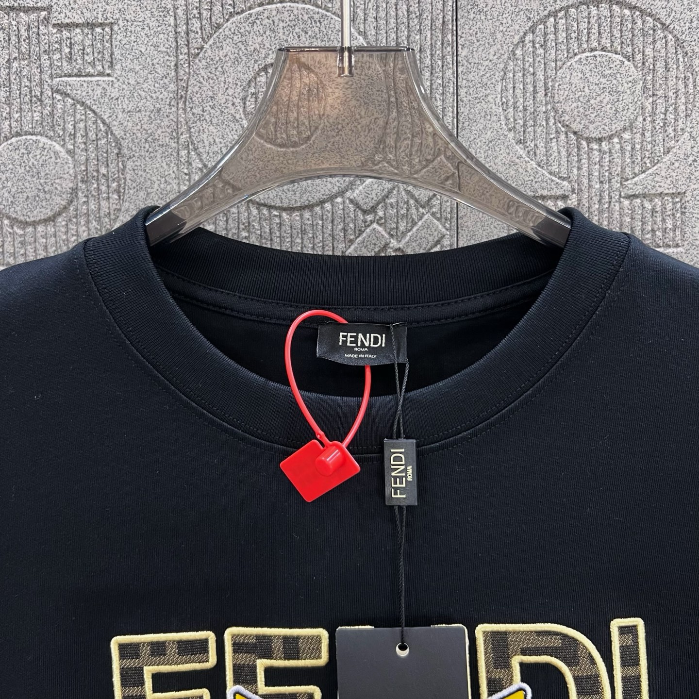    
FENDI 芬迪 双FF 老花拼布恶魔眼睛刺绣🪡
Logo标识精致升级，灵感源自八十年代复古
原