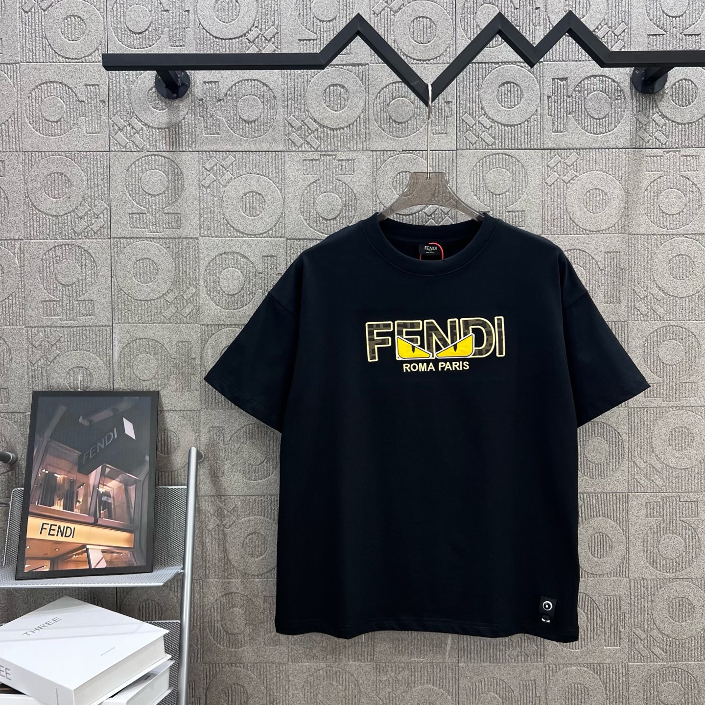    
FENDI 芬迪 双FF 老花拼布恶魔眼睛刺绣🪡
Logo标识精致升级，灵感源自八十年代复古
原