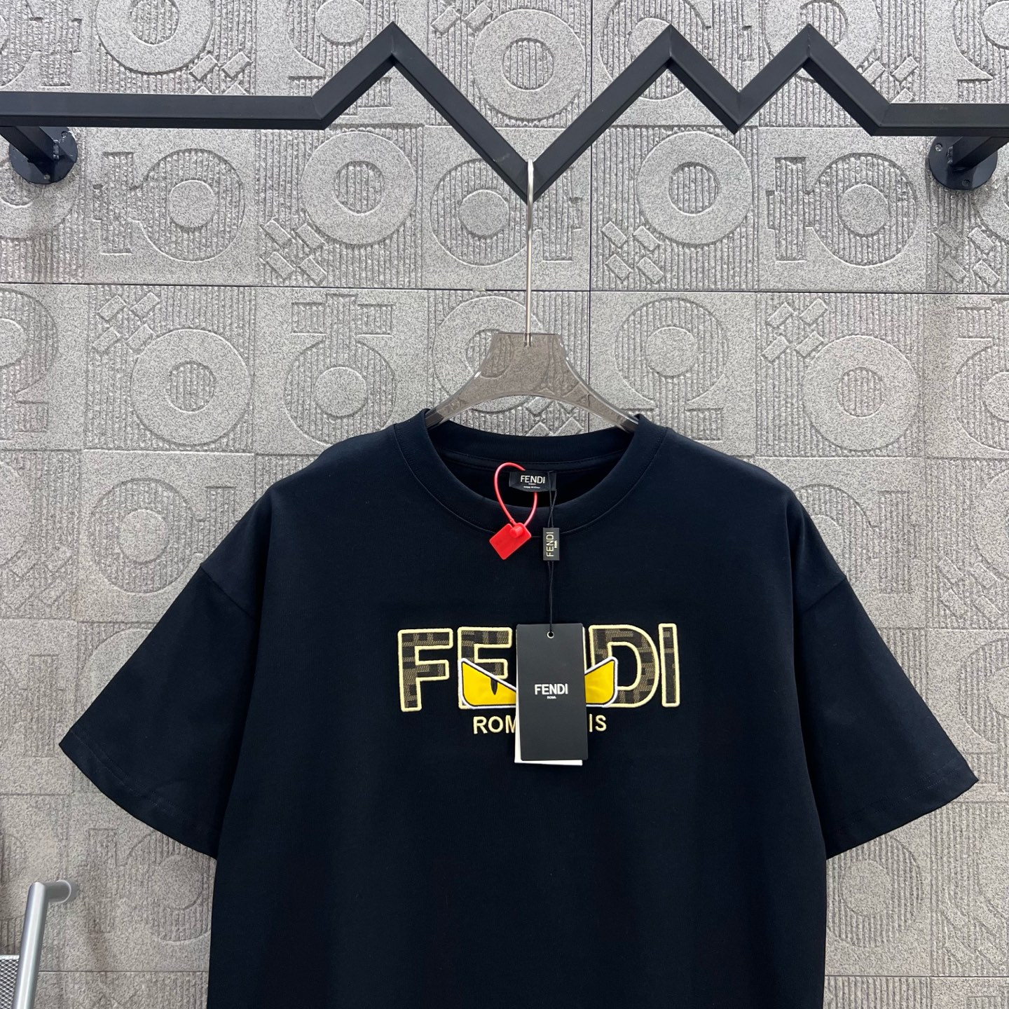    
FENDI 芬迪 双FF 老花拼布恶魔眼睛刺绣🪡
Logo标识精致升级，灵感源自八十年代复古
原