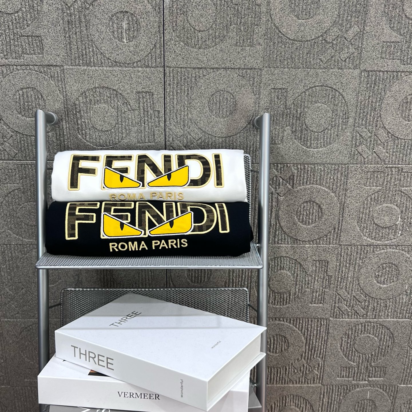    
FENDI 芬迪 双FF 老花拼布恶魔眼睛刺绣🪡
Logo标识精致升级，灵感源自八十年代复古
原