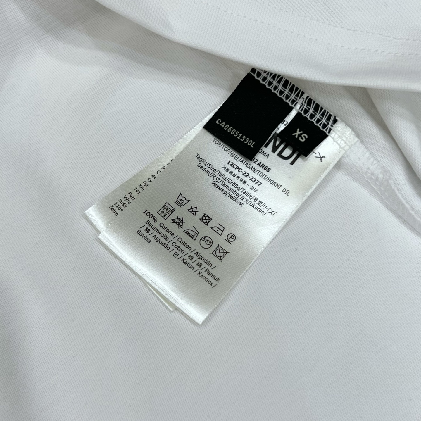    
FENDI 芬迪 老佛爷双FF网状立体印花
Logo标识精致升级，灵感源自八十年代复古
原版面料