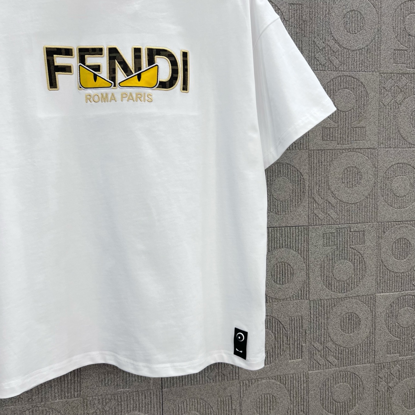    
FENDI 芬迪 双FF 老花拼布恶魔眼睛刺绣🪡
Logo标识精致升级，灵感源自八十年代复古
原