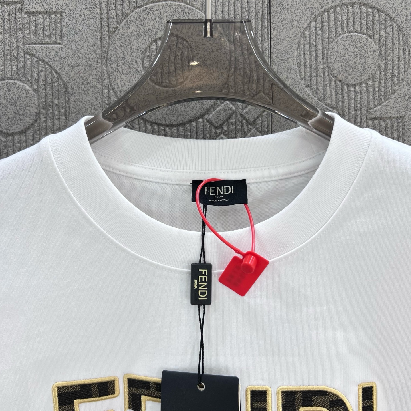    
FENDI 芬迪 双FF 老花拼布恶魔眼睛刺绣🪡
Logo标识精致升级，灵感源自八十年代复古
原