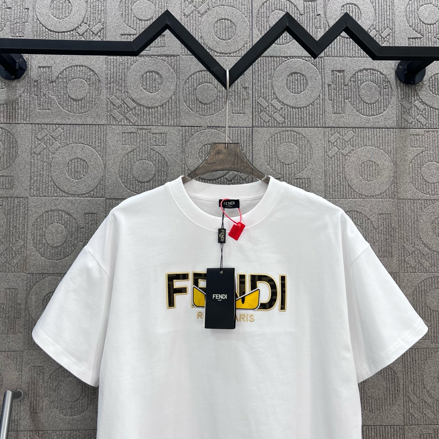    
FENDI 芬迪 双FF 老花拼布恶魔眼睛刺绣🪡
Logo标识精致升级，灵感源自八十年代复古
原