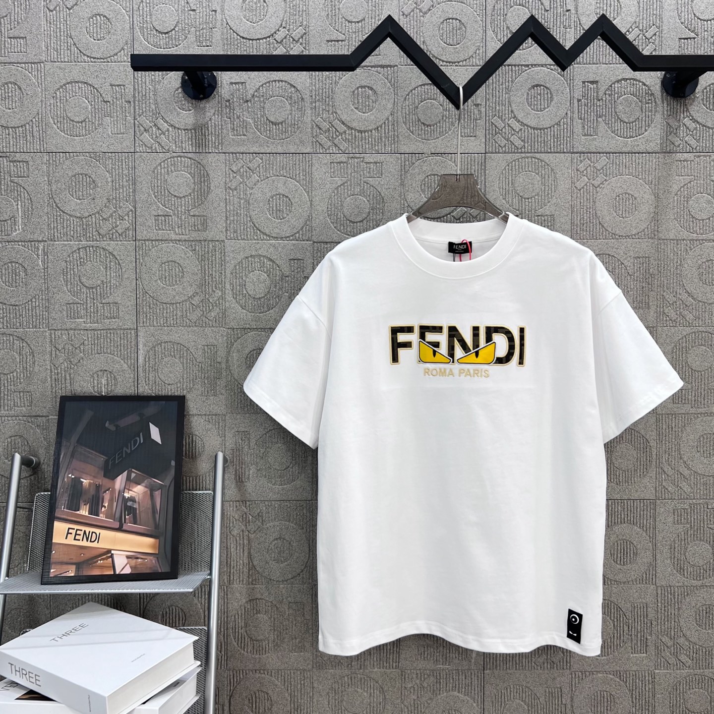    
FENDI 芬迪 双FF 老花拼布恶魔眼睛刺绣🪡
Logo标识精致升级，灵感源自八十年代复古
原