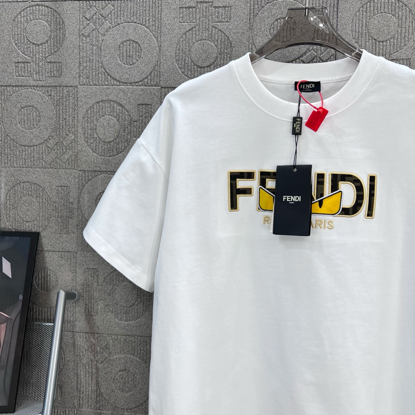    
FENDI 芬迪 双FF 老花拼布恶魔眼睛刺绣🪡
Logo标识精致升级，灵感源自八十年代复古
原