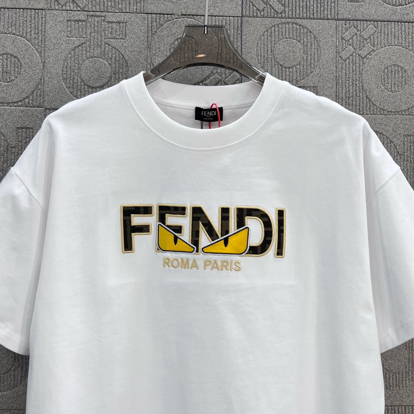    
FENDI 芬迪 双FF 老花拼布恶魔眼睛刺绣🪡
Logo标识精致升级，灵感源自八十年代复古
原