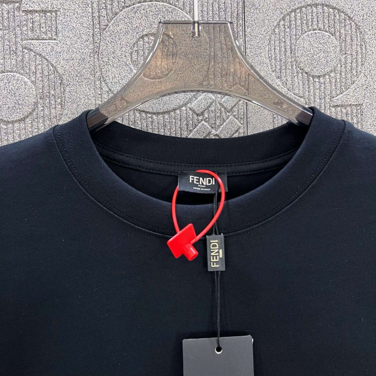    
FENDI 芬迪 老佛爷双FF网状立体印花
Logo标识精致升级，灵感源自八十年代复古
原版面料