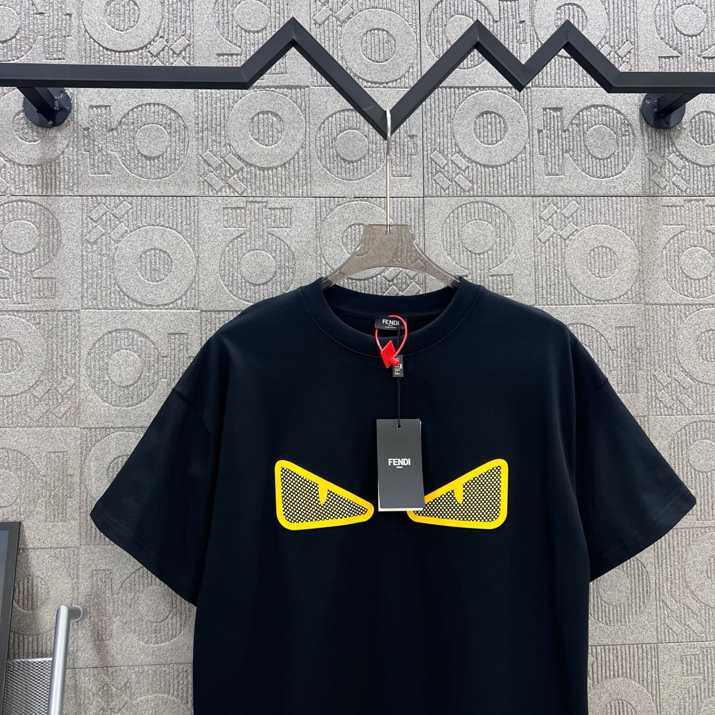    
FENDI 芬迪 老佛爷双FF网状立体印花
Logo标识精致升级，灵感源自八十年代复古
原版面料