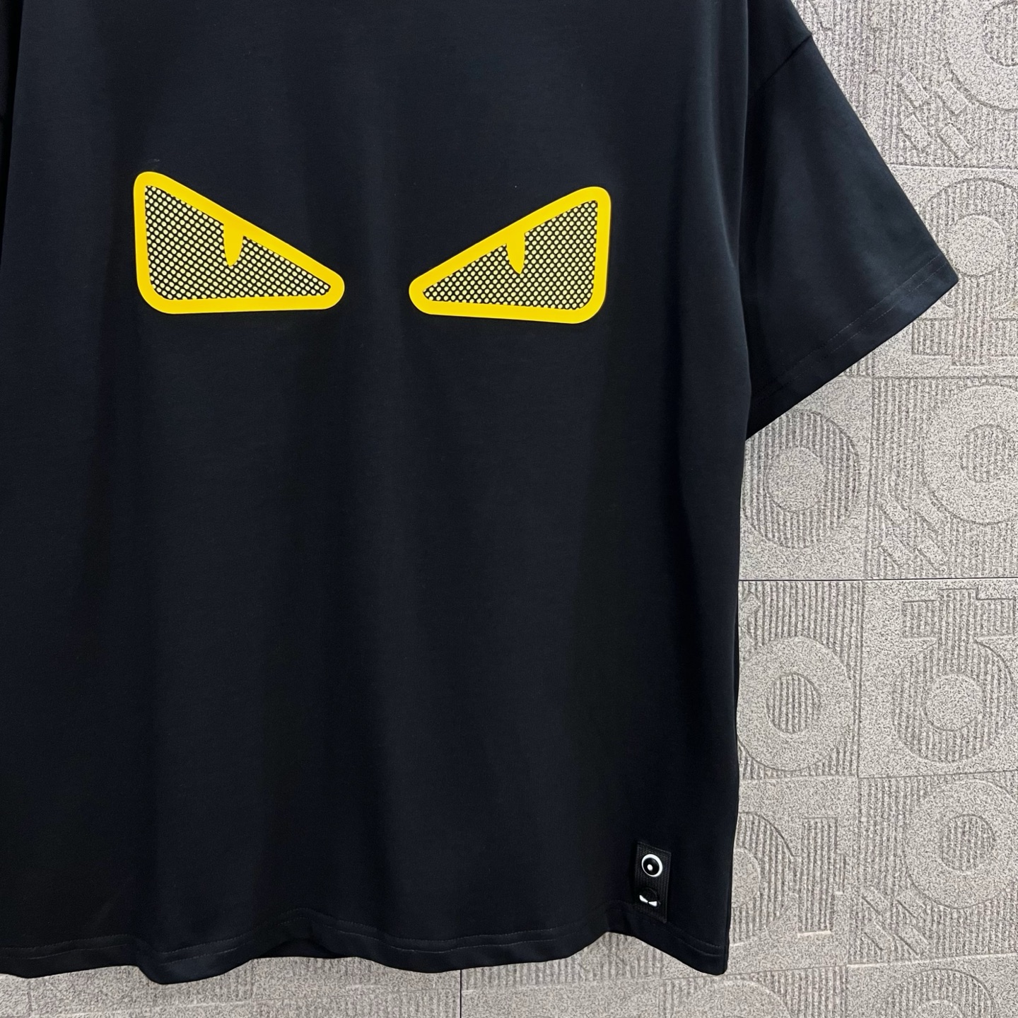    
FENDI 芬迪 老佛爷双FF网状立体印花
Logo标识精致升级，灵感源自八十年代复古
原版面料