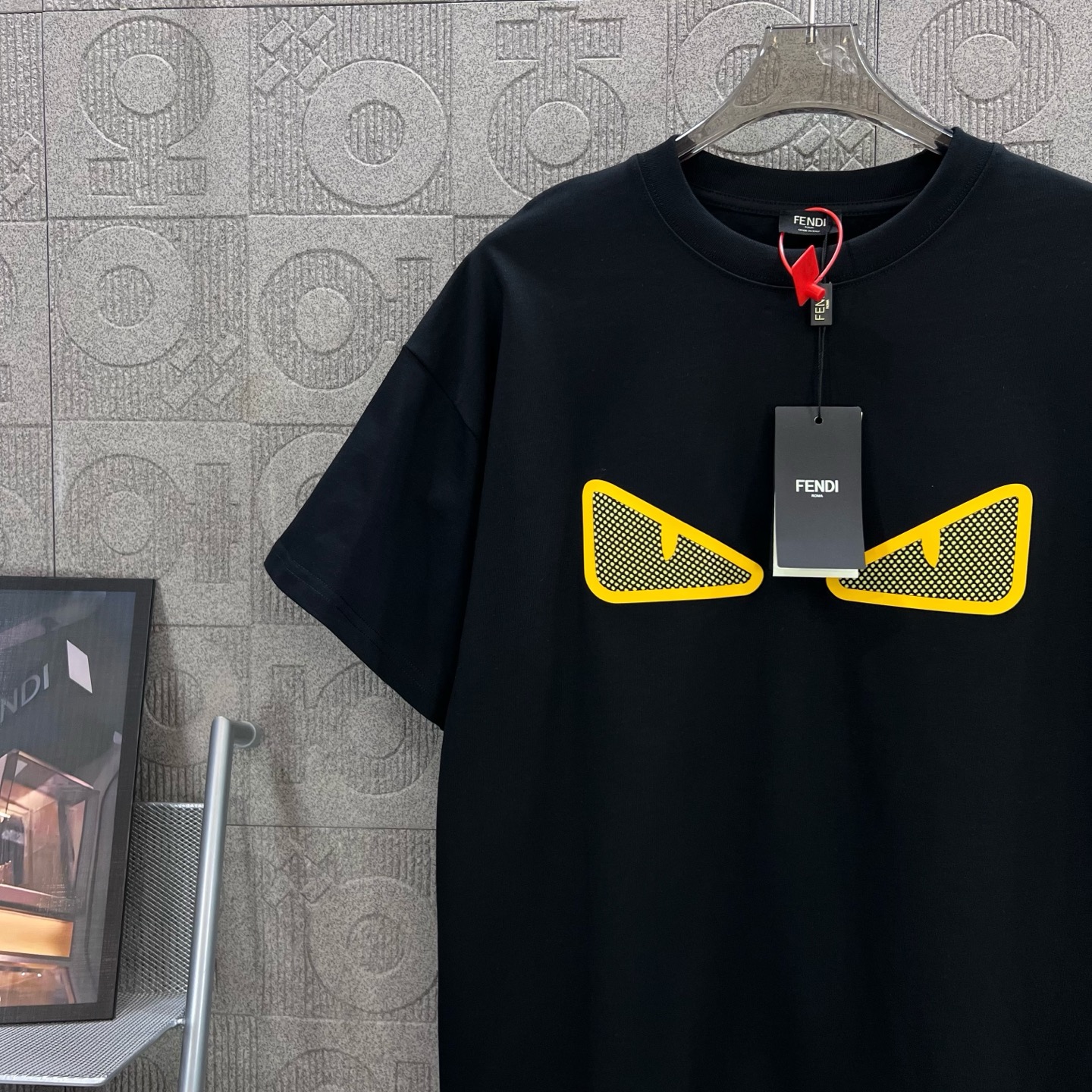    
FENDI 芬迪 老佛爷双FF网状立体印花
Logo标识精致升级，灵感源自八十年代复古
原版面料