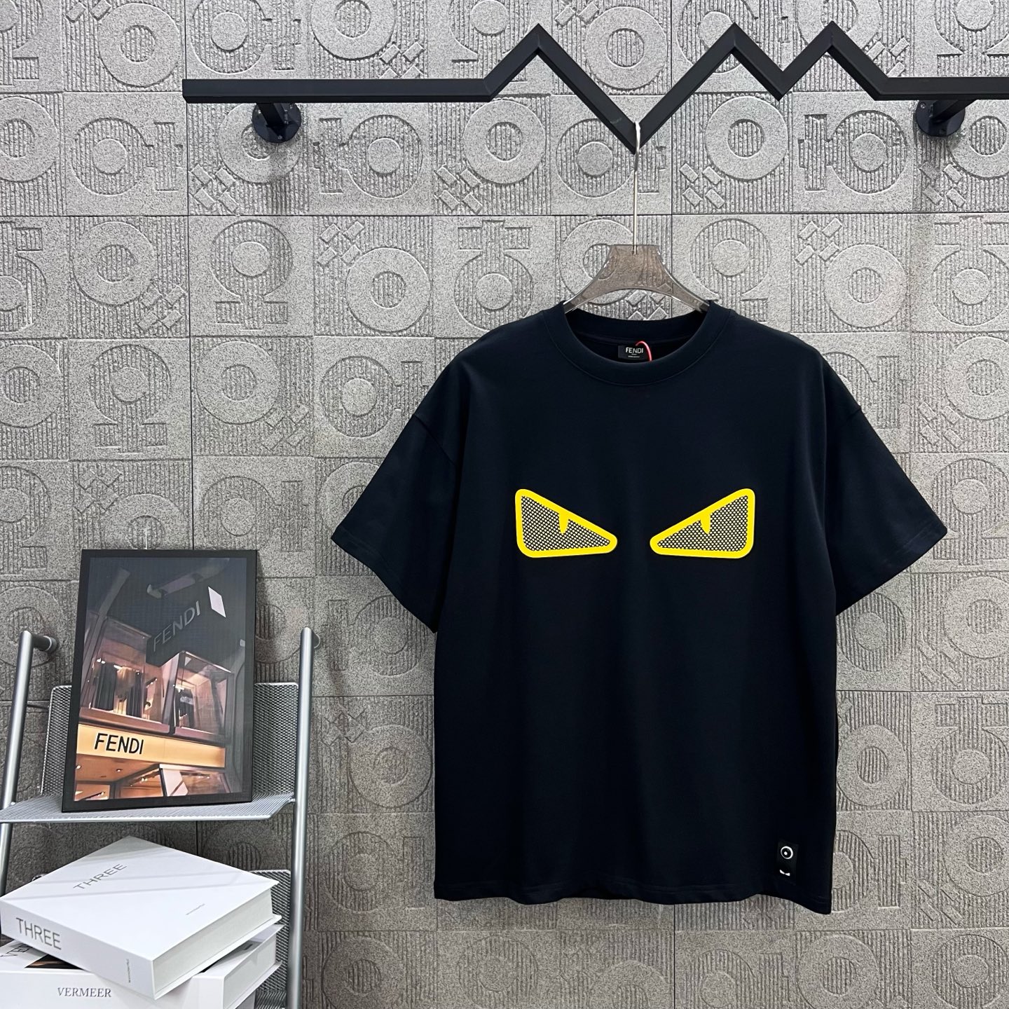    
FENDI 芬迪 老佛爷双FF网状立体印花
Logo标识精致升级，灵感源自八十年代复古
原版面料