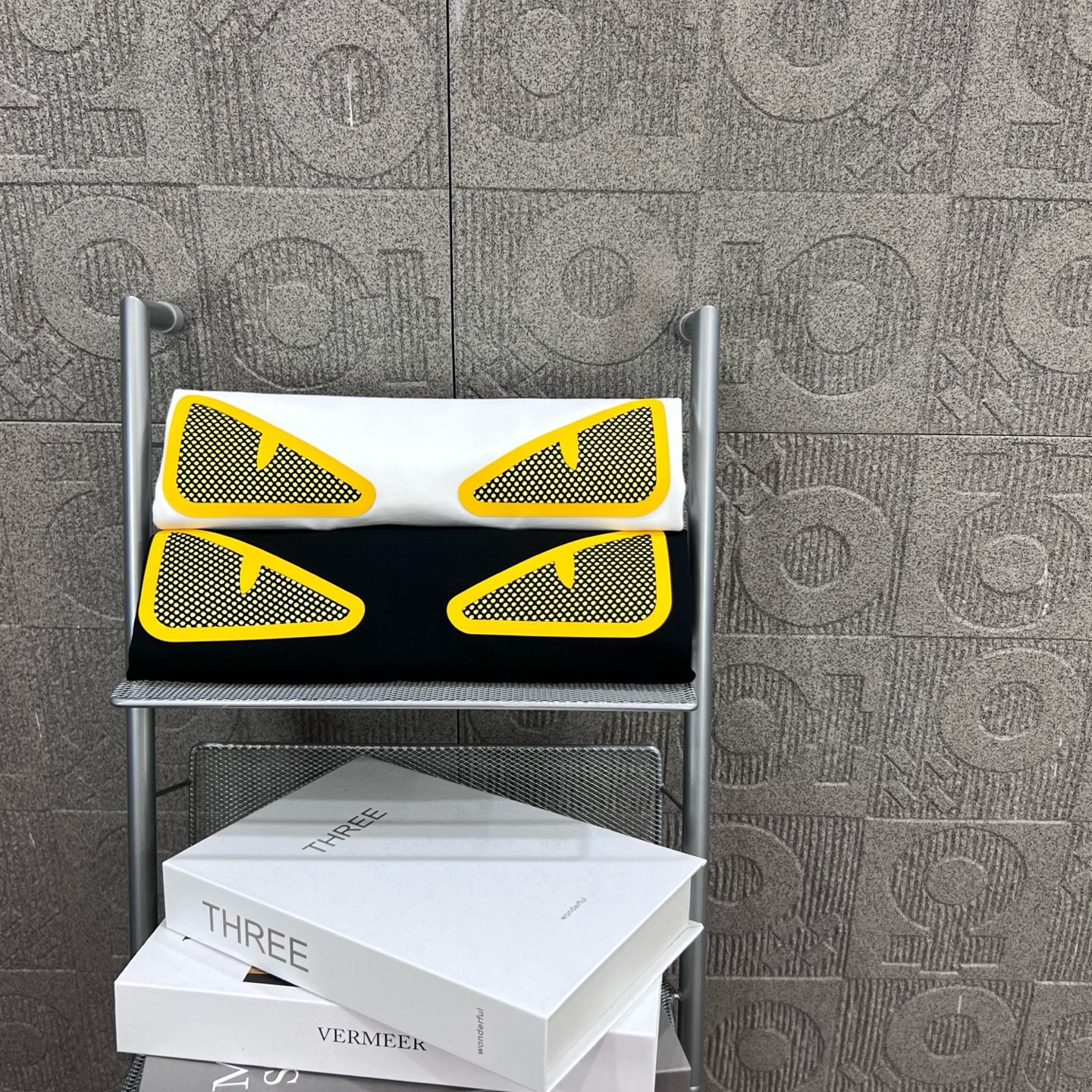    
FENDI 芬迪 老佛爷双FF网状立体印花
Logo标识精致升级，灵感源自八十年代复古
原版面料
