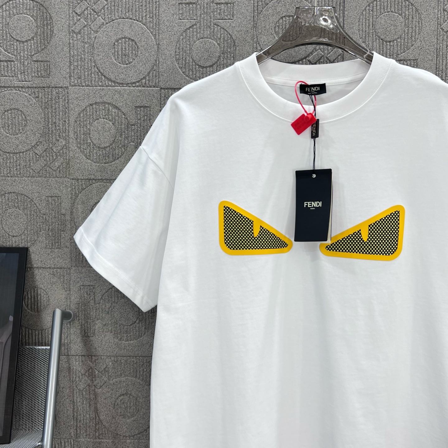    
FENDI 芬迪 老佛爷双FF网状立体印花
Logo标识精致升级，灵感源自八十年代复古
原版面料