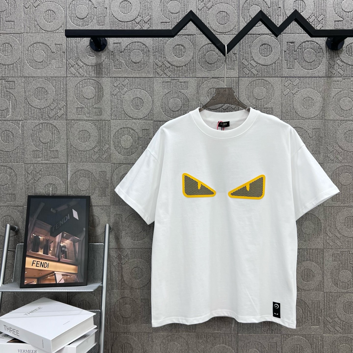    
FENDI 芬迪 老佛爷双FF网状立体印花
Logo标识精致升级，灵感源自八十年代复古
原版面料