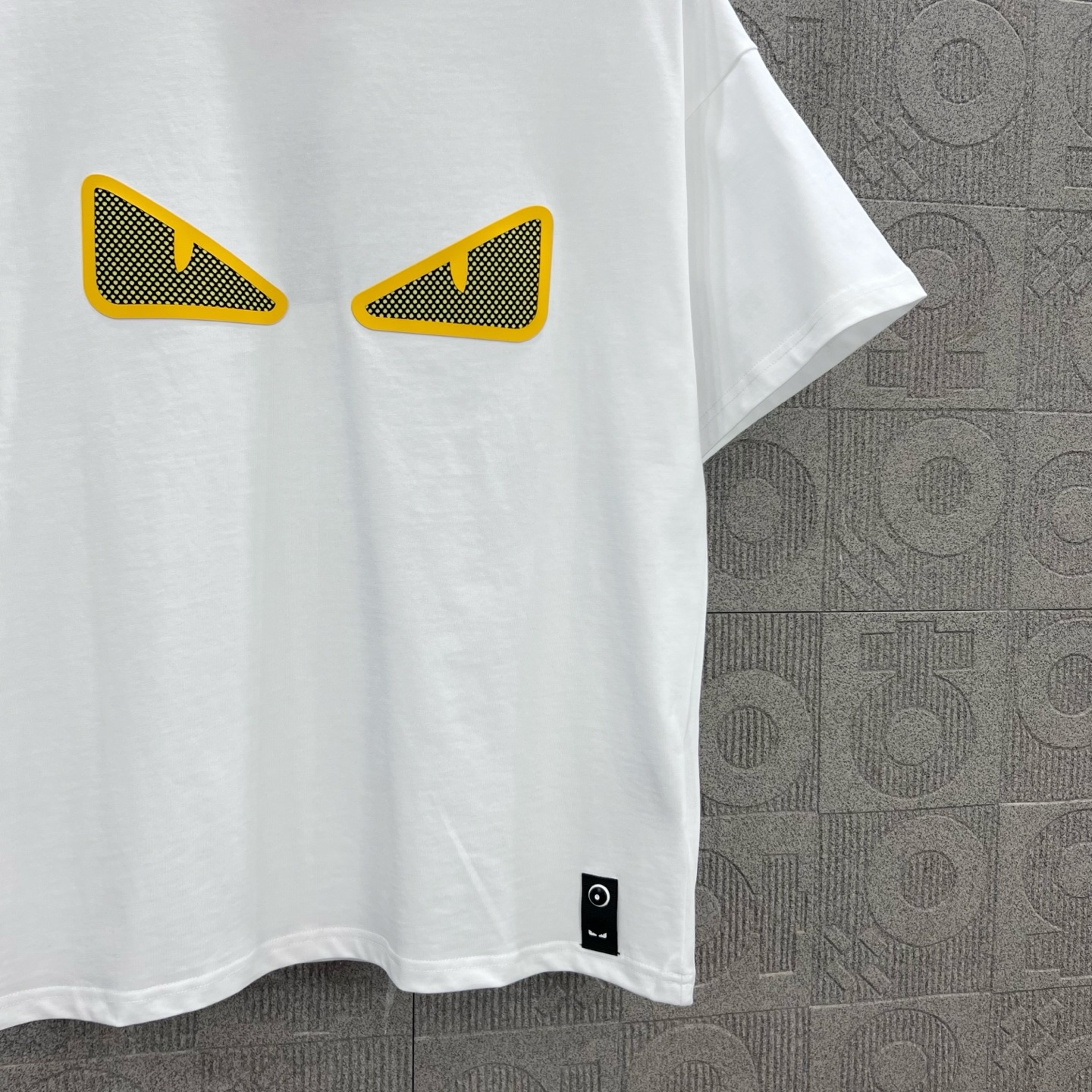    
FENDI 芬迪 老佛爷双FF网状立体印花
Logo标识精致升级，灵感源自八十年代复古
原版面料