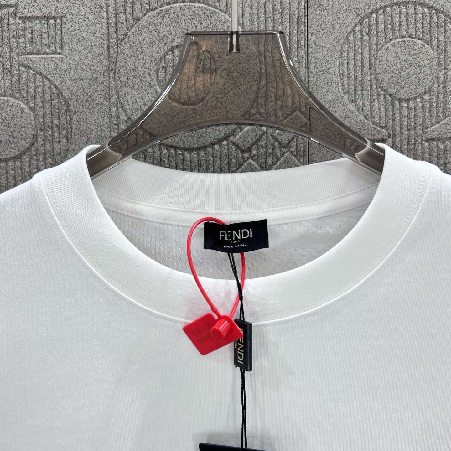    
FENDI 芬迪 老佛爷双FF网状立体印花
Logo标识精致升级，灵感源自八十年代复古
原版面料
