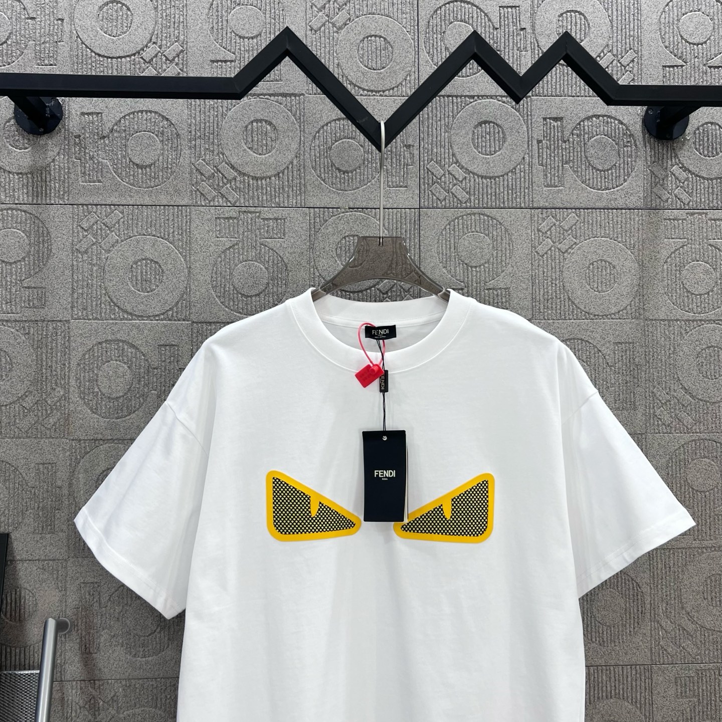    
FENDI 芬迪 老佛爷双FF网状立体印花
Logo标识精致升级，灵感源自八十年代复古
原版面料