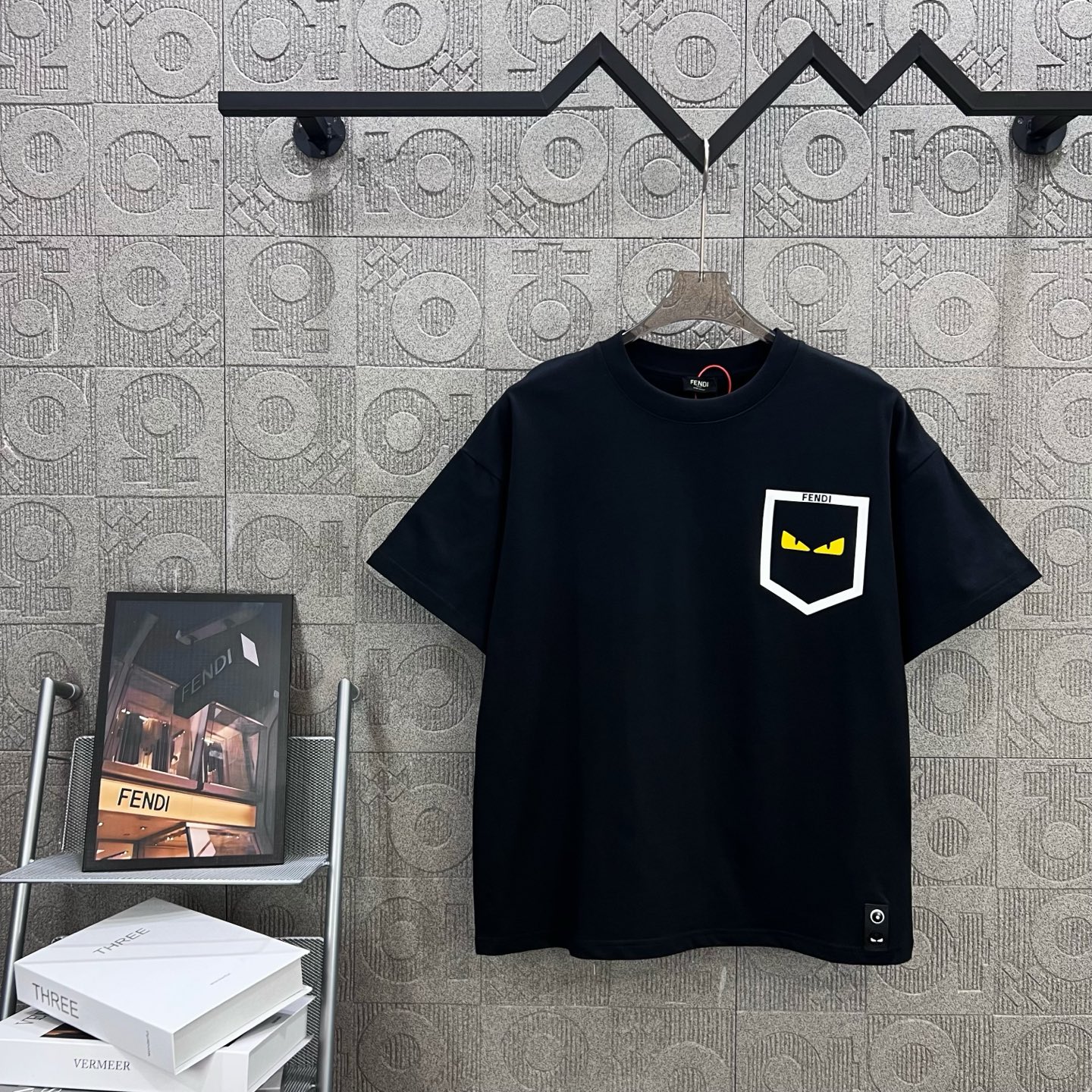    
FENDI 芬迪 双FF 口袋恶魔眼睛烫胶印花
Logo标识精致升级，灵感源自八十年代复古
原版