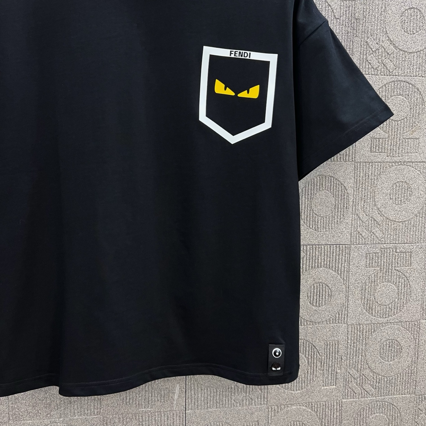    
FENDI 芬迪 双FF 口袋恶魔眼睛烫胶印花
Logo标识精致升级，灵感源自八十年代复古
原版