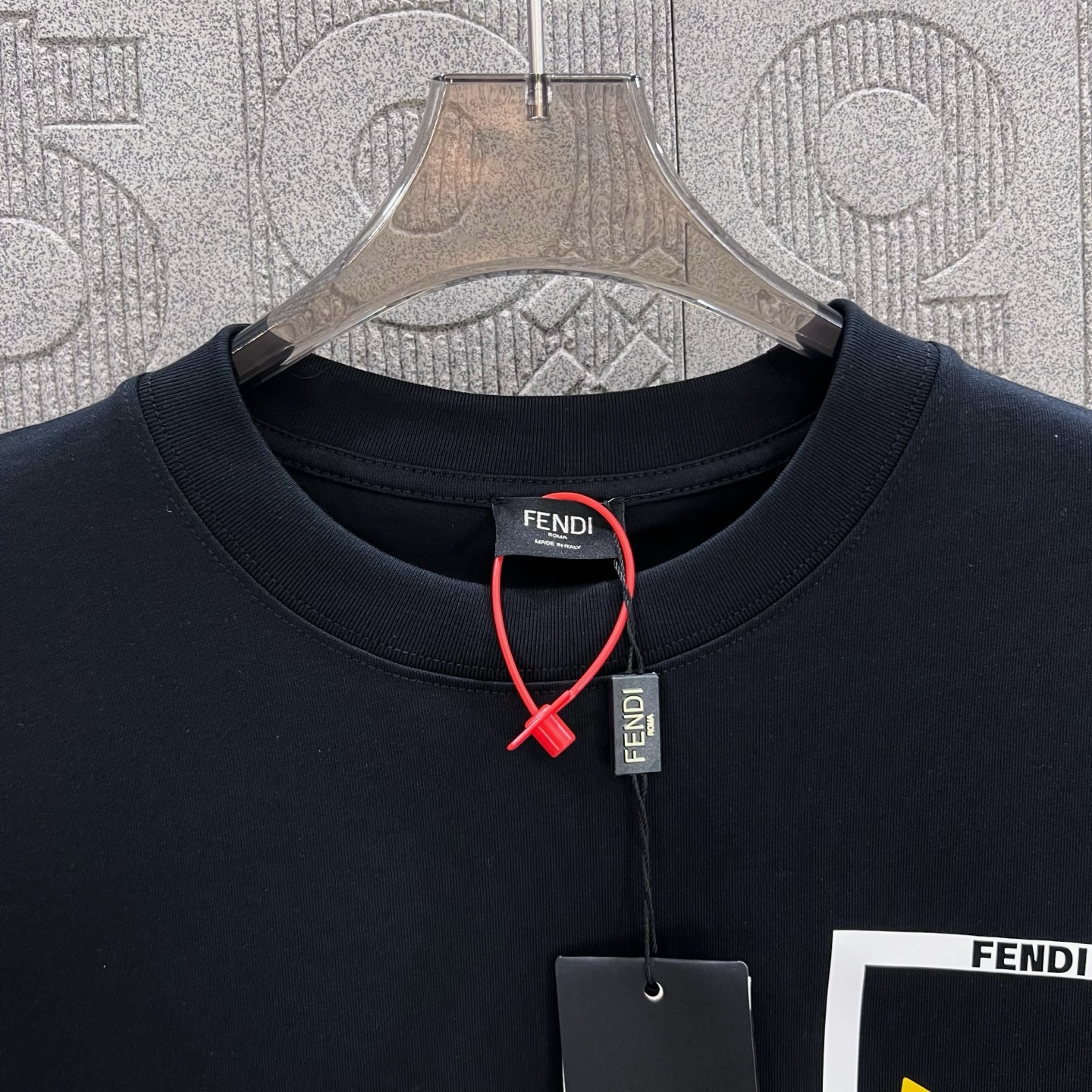    
FENDI 芬迪 双FF 口袋恶魔眼睛烫胶印花
Logo标识精致升级，灵感源自八十年代复古
原版