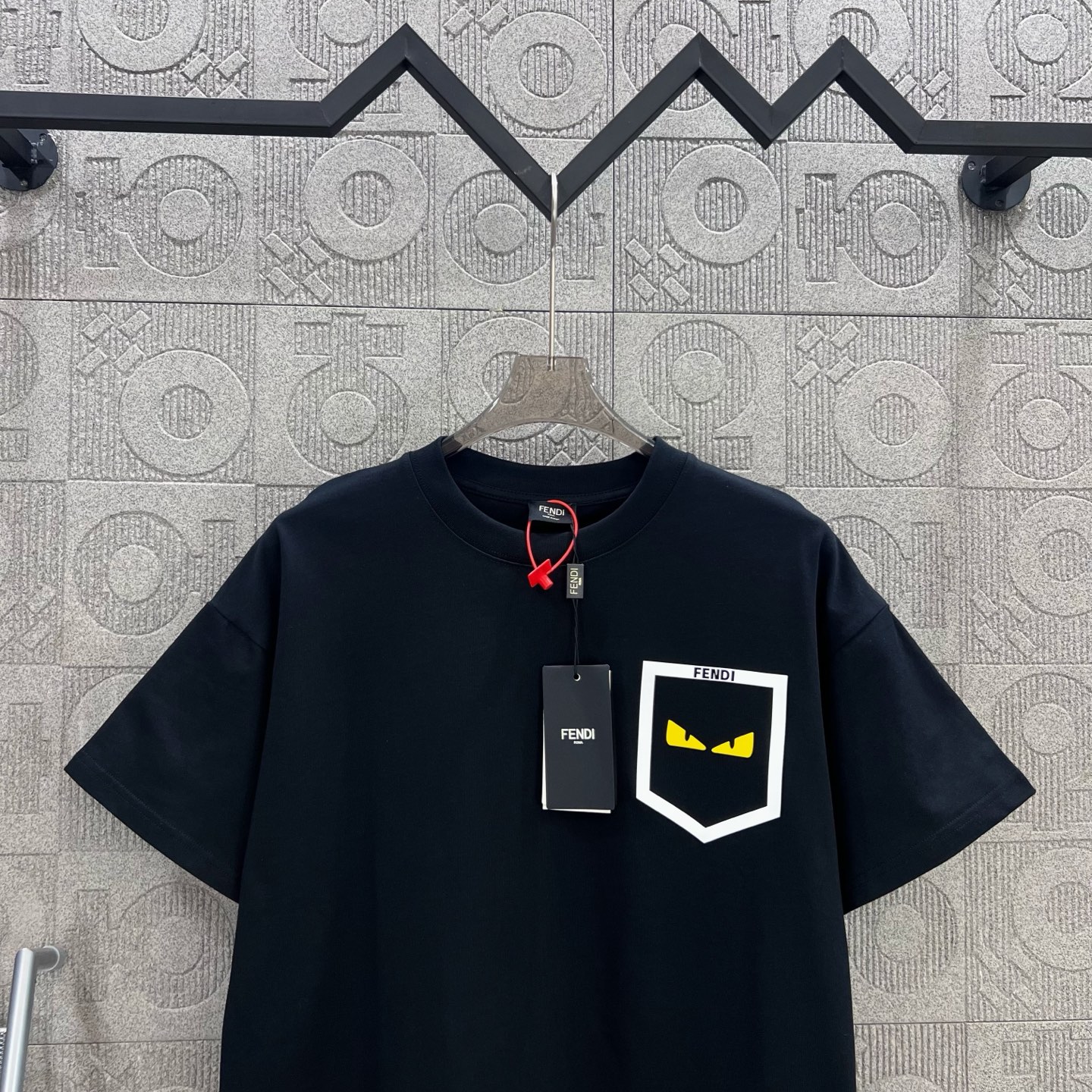    
FENDI 芬迪 双FF 口袋恶魔眼睛烫胶印花
Logo标识精致升级，灵感源自八十年代复古
原版