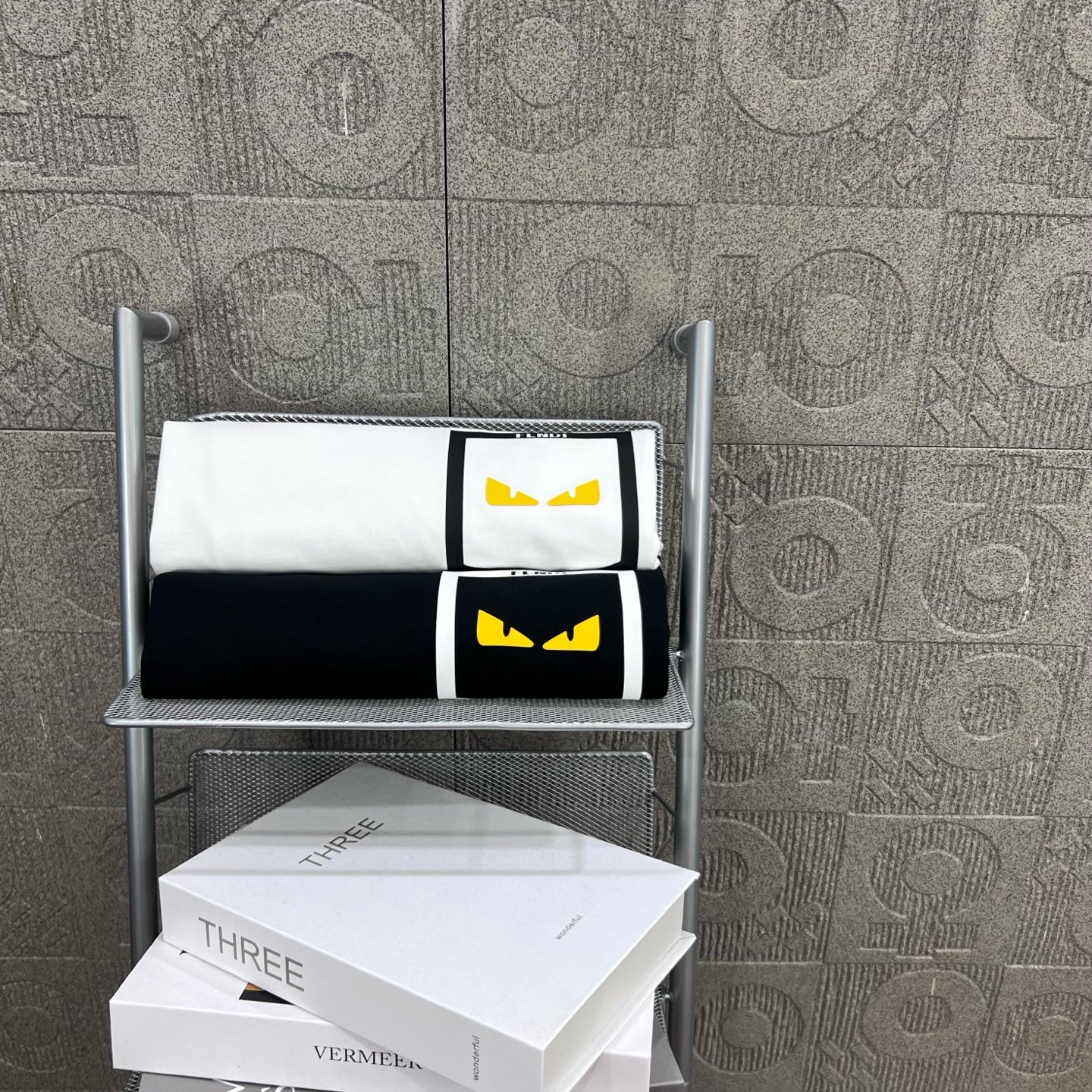    
FENDI 芬迪 双FF 口袋恶魔眼睛烫胶印花
Logo标识精致升级，灵感源自八十年代复古
原版
