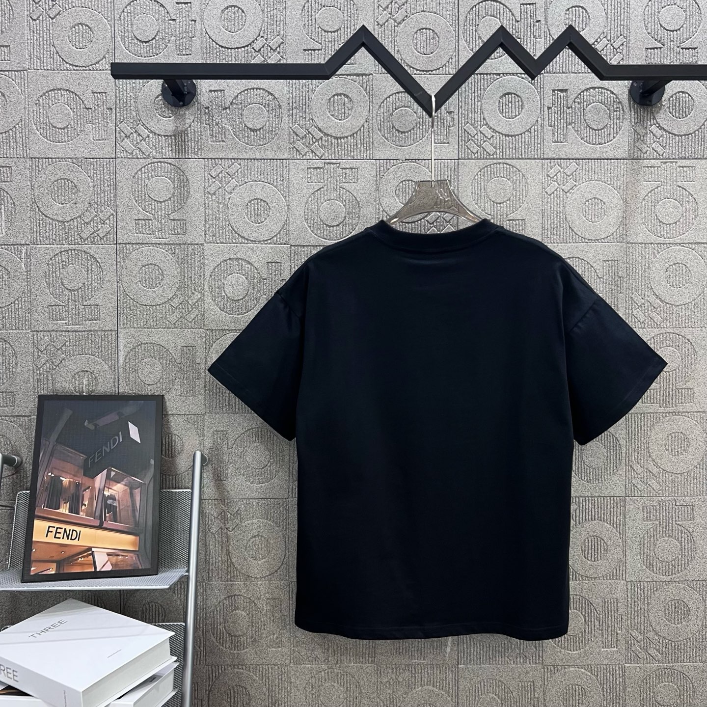    
FENDI 芬迪 双FF 口袋恶魔眼睛烫胶印花
Logo标识精致升级，灵感源自八十年代复古
原版