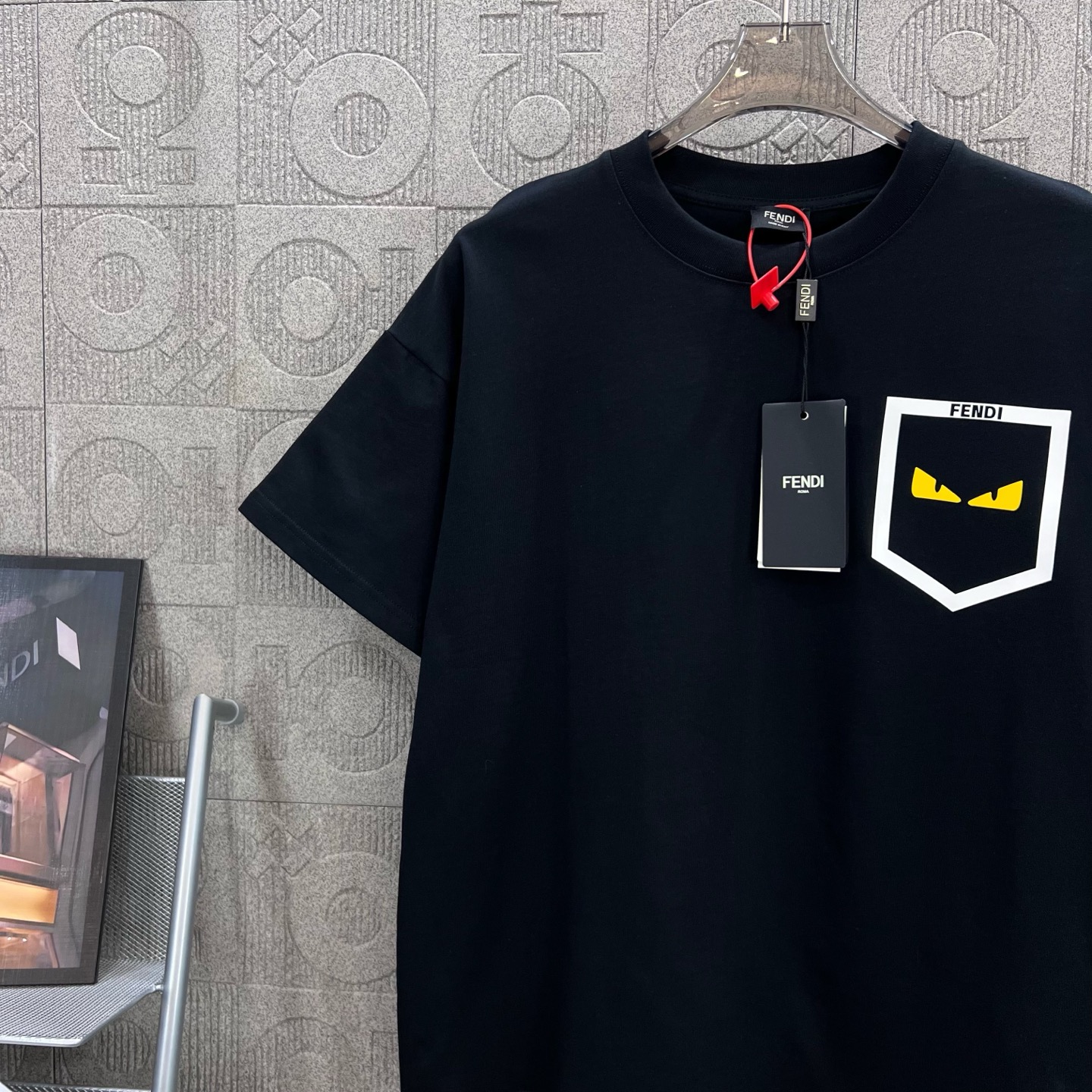    
FENDI 芬迪 双FF 口袋恶魔眼睛烫胶印花
Logo标识精致升级，灵感源自八十年代复古
原版