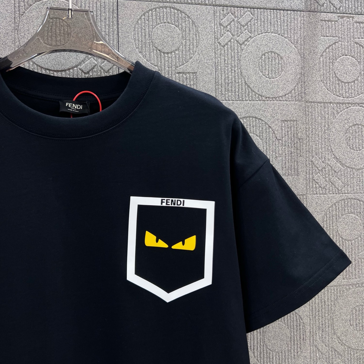    
FENDI 芬迪 双FF 口袋恶魔眼睛烫胶印花
Logo标识精致升级，灵感源自八十年代复古
原版