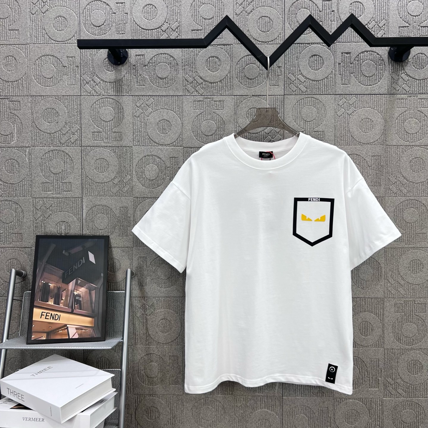    
FENDI 芬迪 双FF 口袋恶魔眼睛烫胶印花
Logo标识精致升级，灵感源自八十年代复古
原版