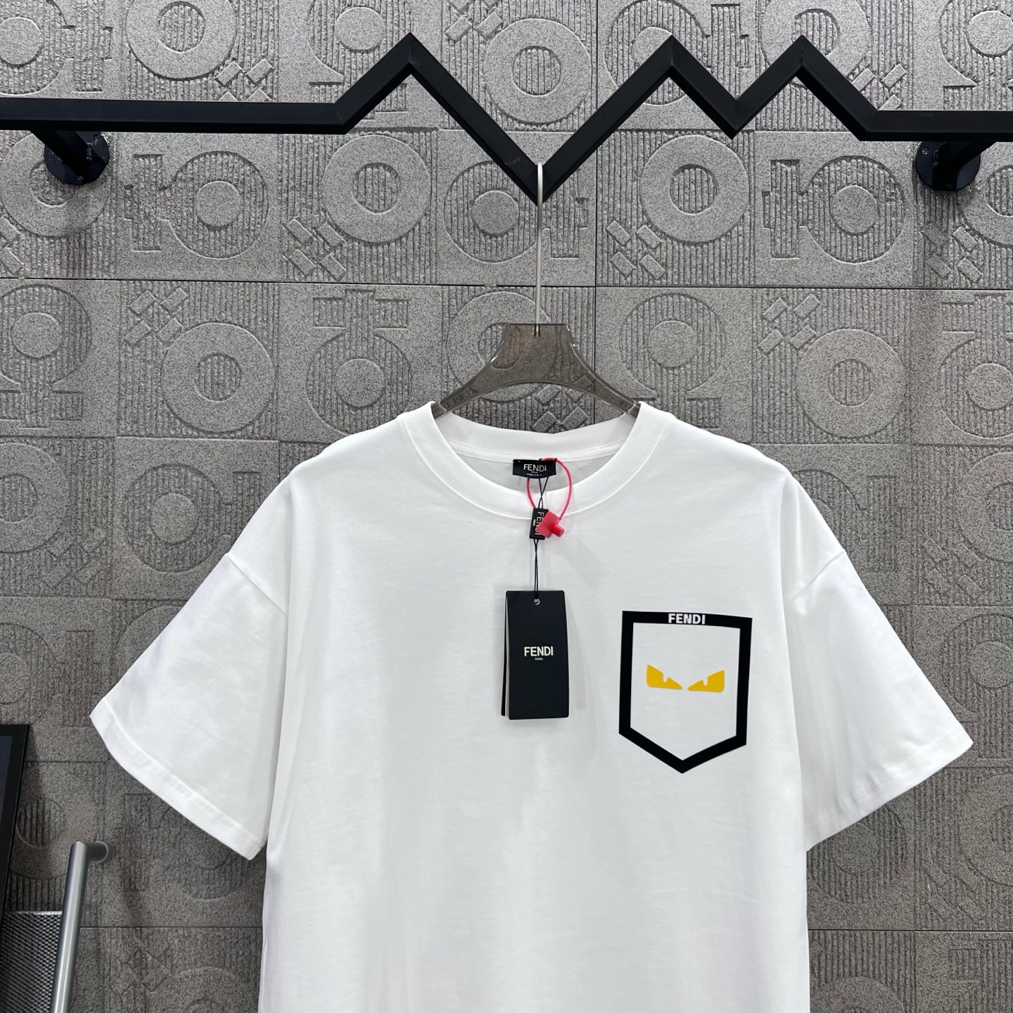    
FENDI 芬迪 双FF 口袋恶魔眼睛烫胶印花
Logo标识精致升级，灵感源自八十年代复古
原版
