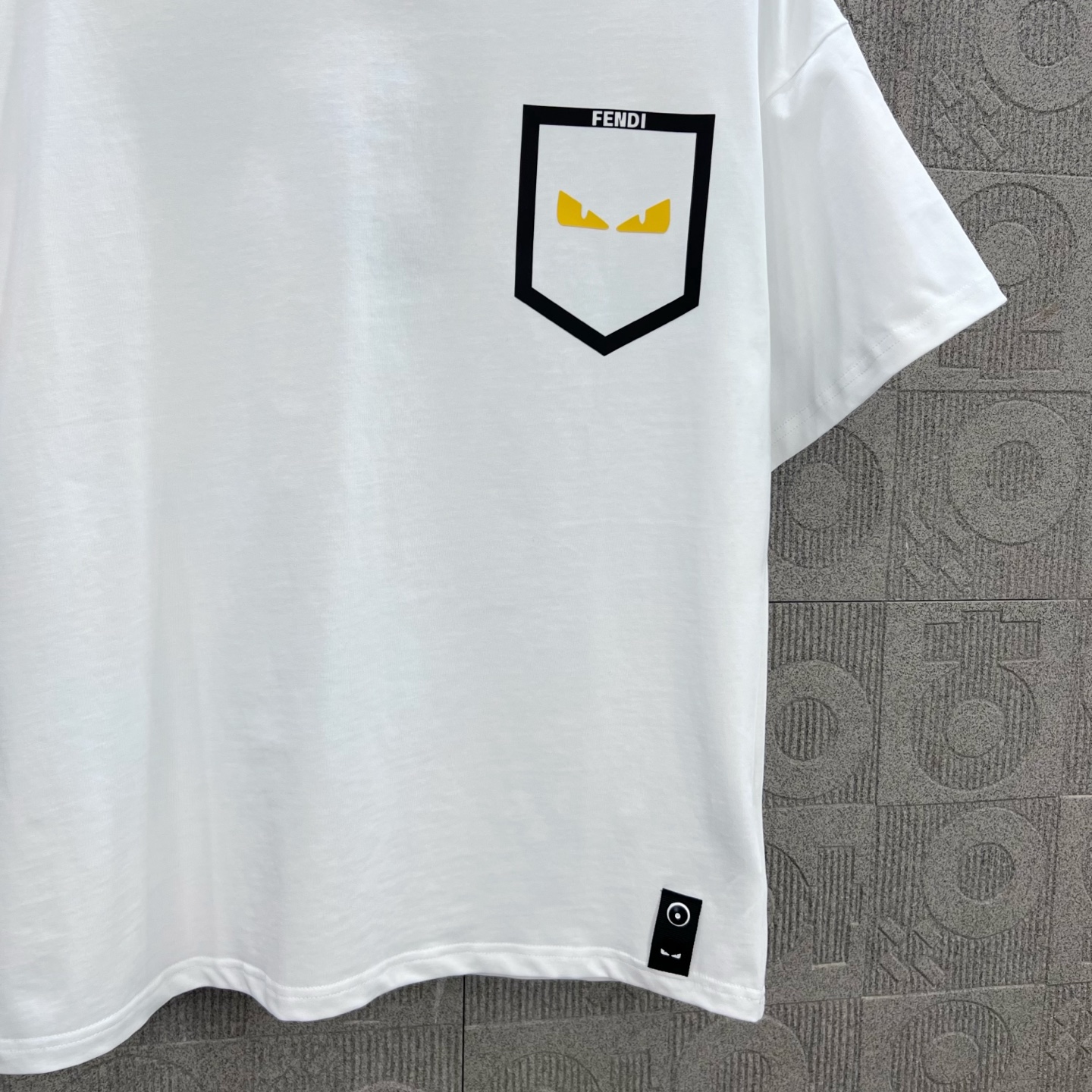    
FENDI 芬迪 双FF 口袋恶魔眼睛烫胶印花
Logo标识精致升级，灵感源自八十年代复古
原版