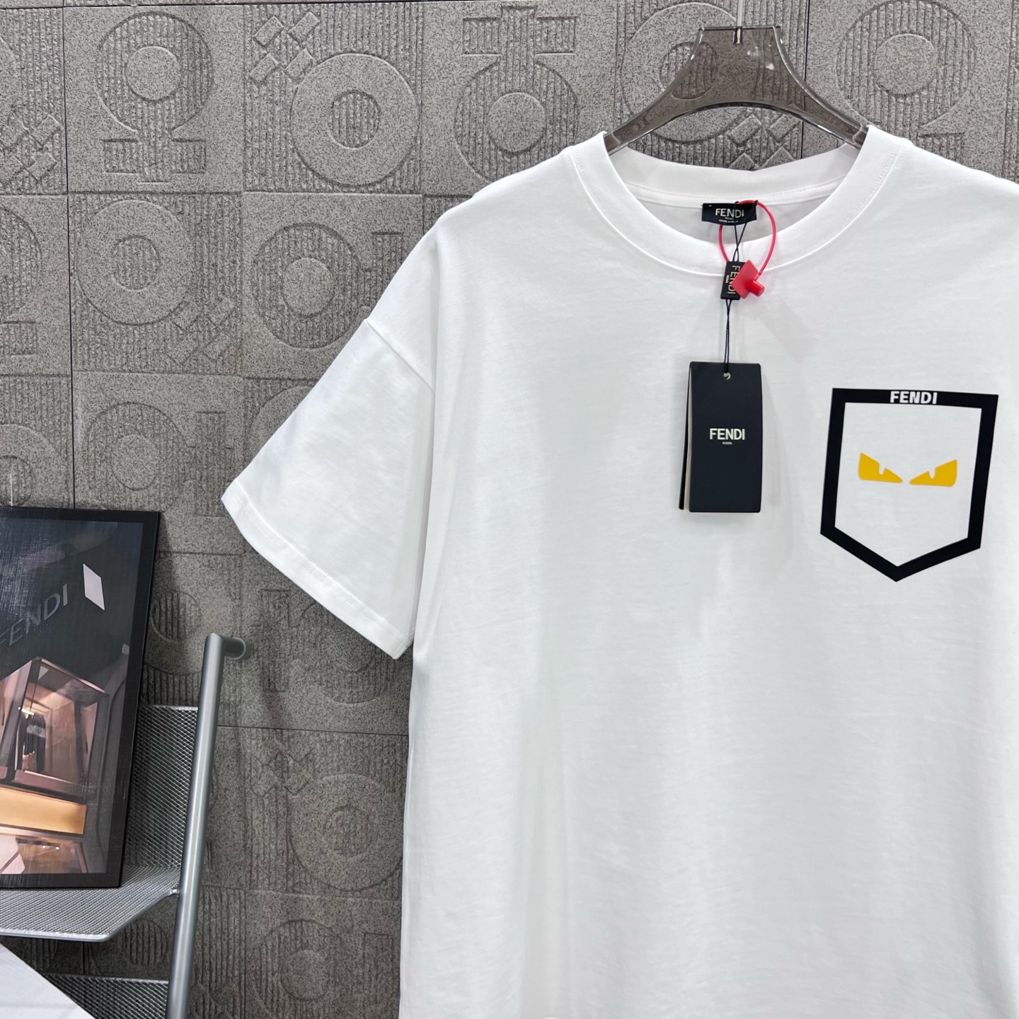    
FENDI 芬迪 双FF 口袋恶魔眼睛烫胶印花
Logo标识精致升级，灵感源自八十年代复古
原版