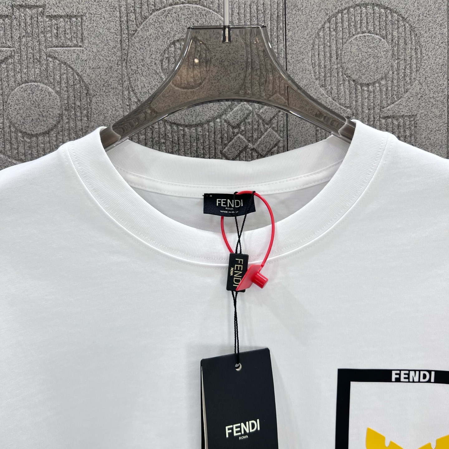    
FENDI 芬迪 双FF 口袋恶魔眼睛烫胶印花
Logo标识精致升级，灵感源自八十年代复古
原版