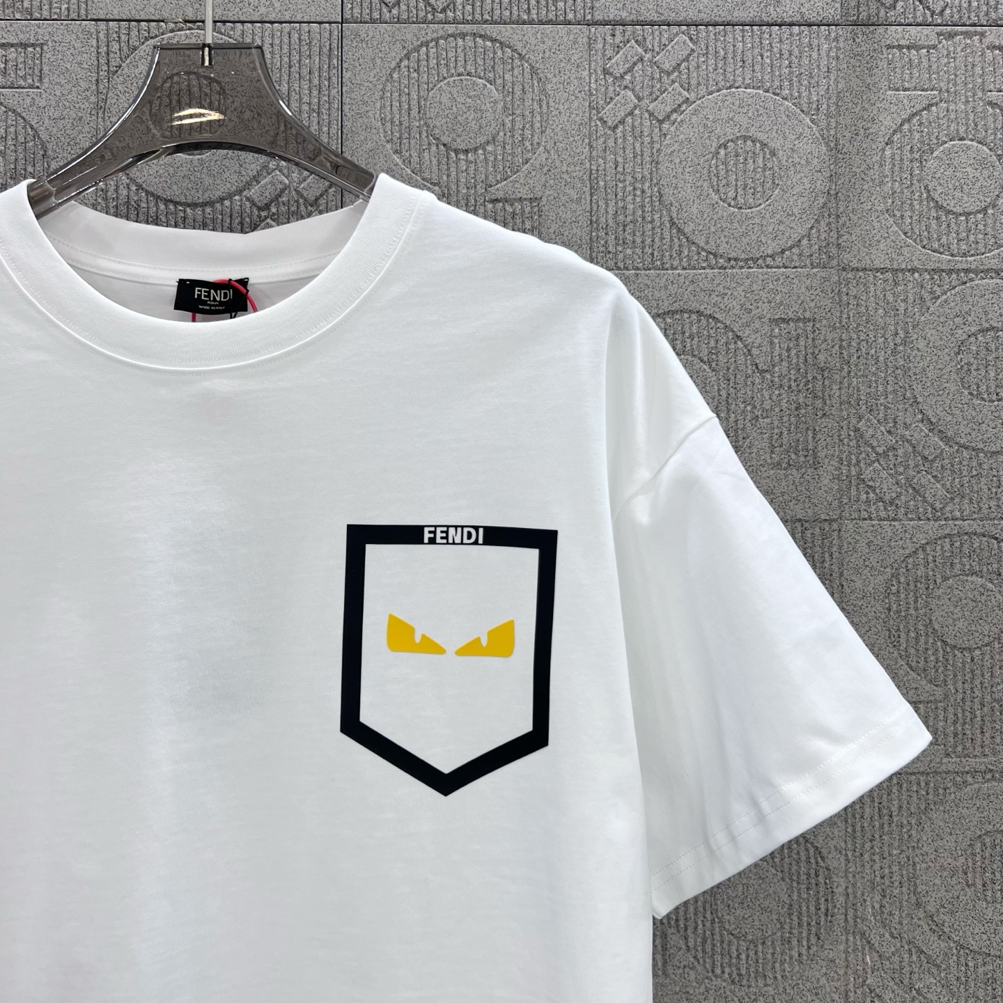    
FENDI 芬迪 双FF 口袋恶魔眼睛烫胶印花
Logo标识精致升级，灵感源自八十年代复古
原版