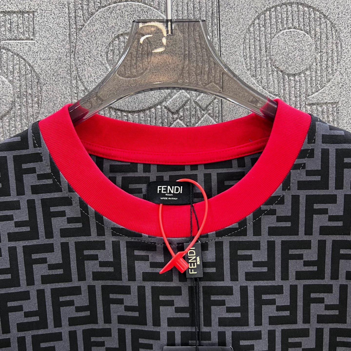  
FENDI 芬迪 老佛爷 双FF满印 拼色领 印花
Logo标识精致升级，灵感源自八十年代复古
原版