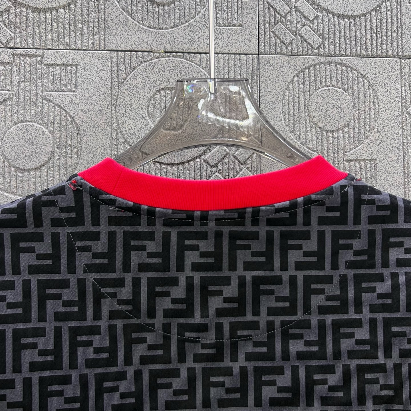  
FENDI 芬迪 老佛爷 双FF满印 拼色领 印花
Logo标识精致升级，灵感源自八十年代复古
原版