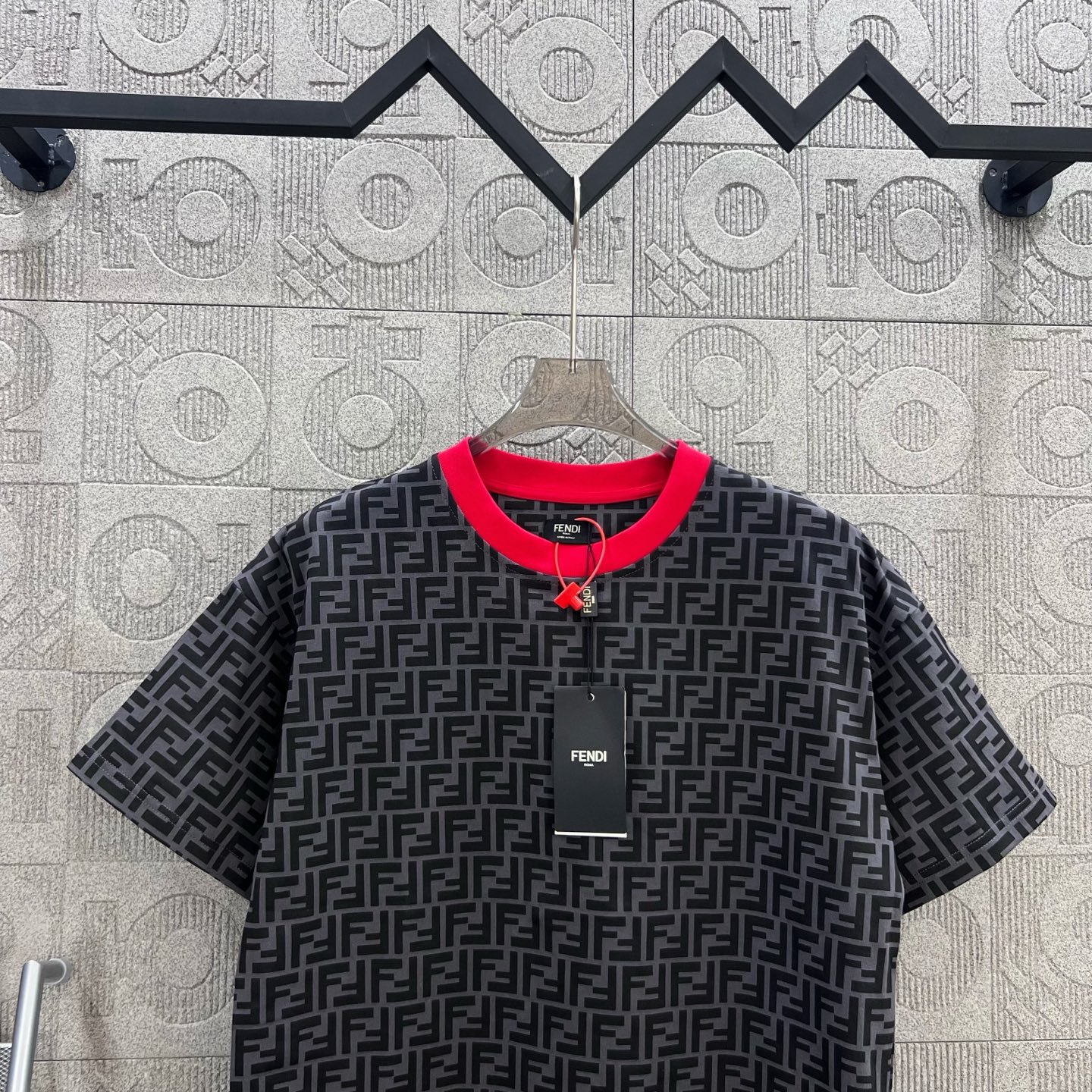  
FENDI 芬迪 老佛爷 双FF满印 拼色领 印花
Logo标识精致升级，灵感源自八十年代复古
原版