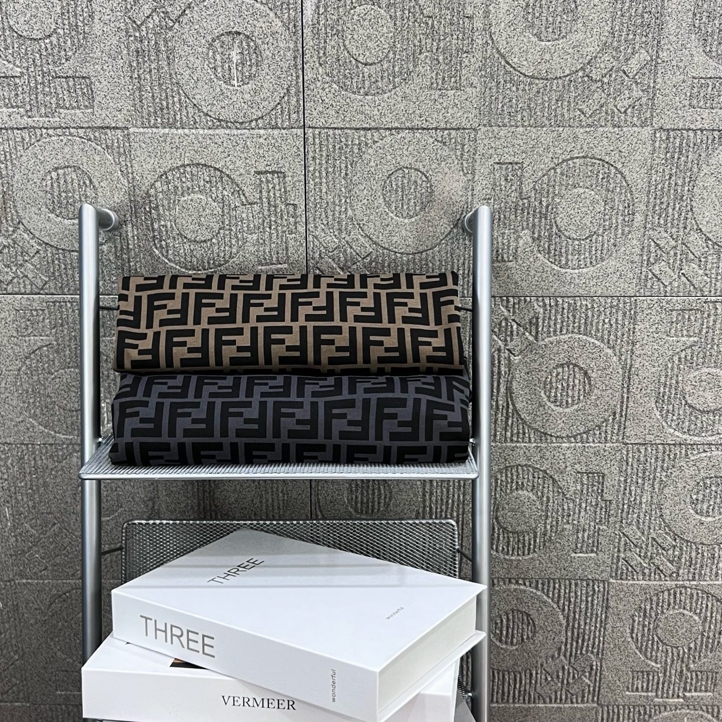  
FENDI 芬迪 老佛爷 双FF满印 拼色领 印花
Logo标识精致升级，灵感源自八十年代复古
原版