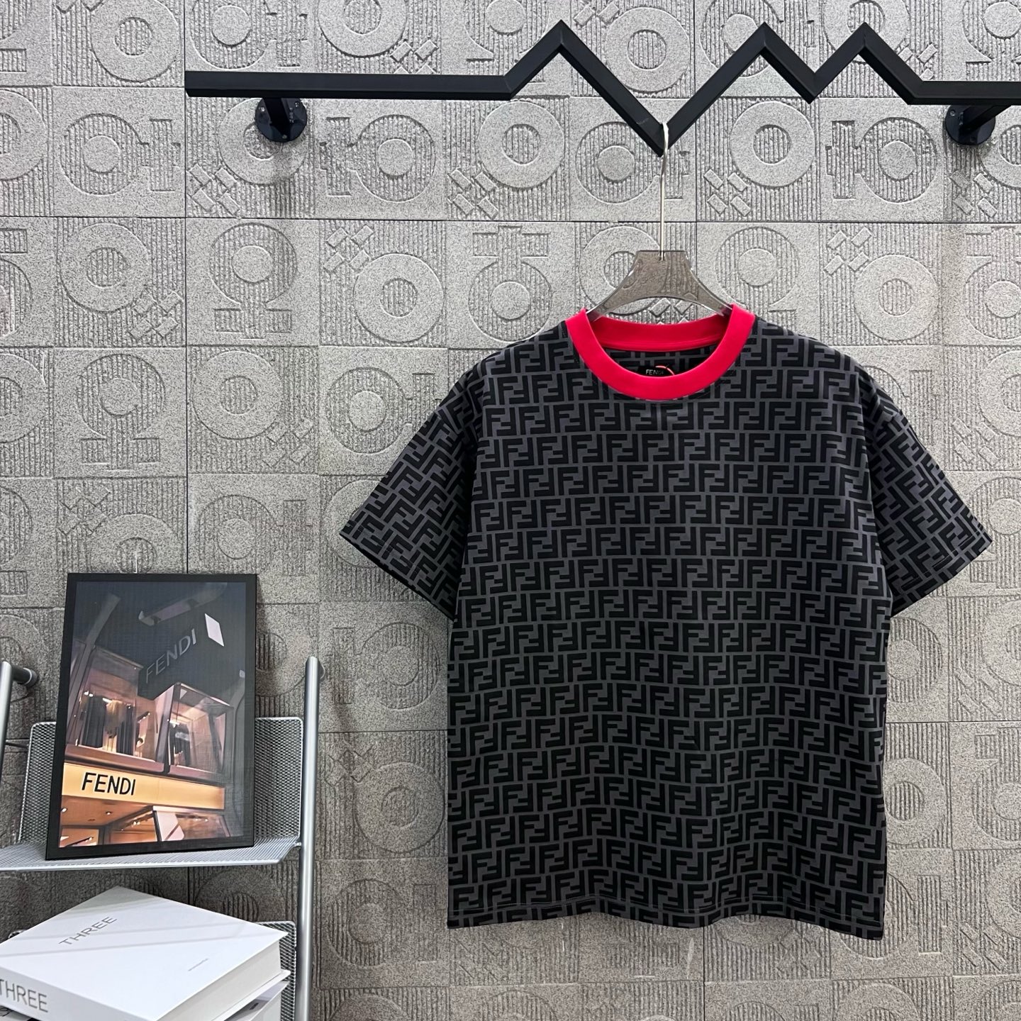  
FENDI 芬迪 老佛爷 双FF满印 拼色领 印花
Logo标识精致升级，灵感源自八十年代复古
原版
