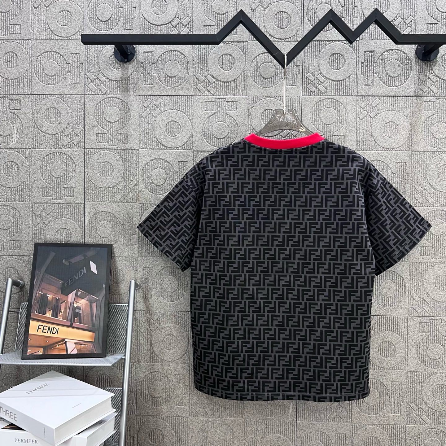  
FENDI 芬迪 老佛爷 双FF满印 拼色领 印花
Logo标识精致升级，灵感源自八十年代复古
原版