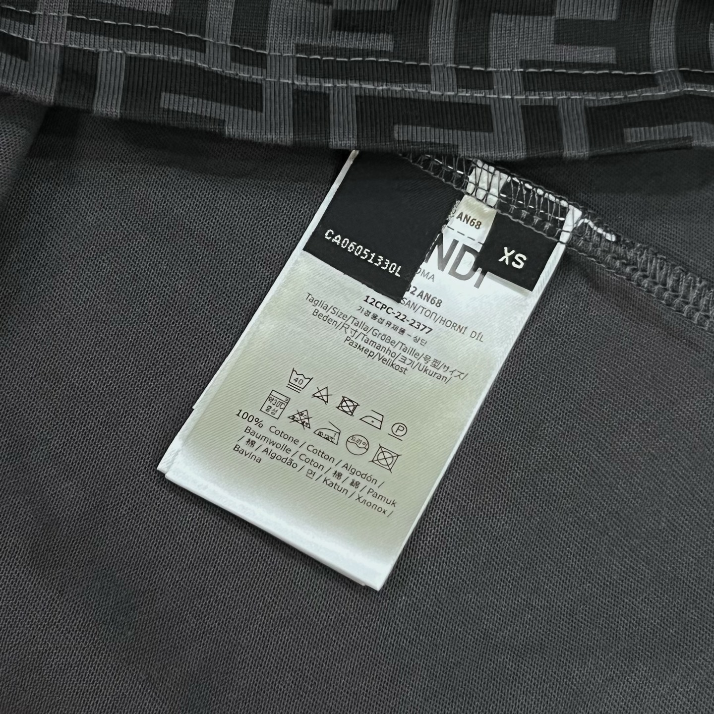  
FENDI 芬迪 老佛爷 双FF满印 拼色领 印花
Logo标识精致升级，灵感源自八十年代复古
原版